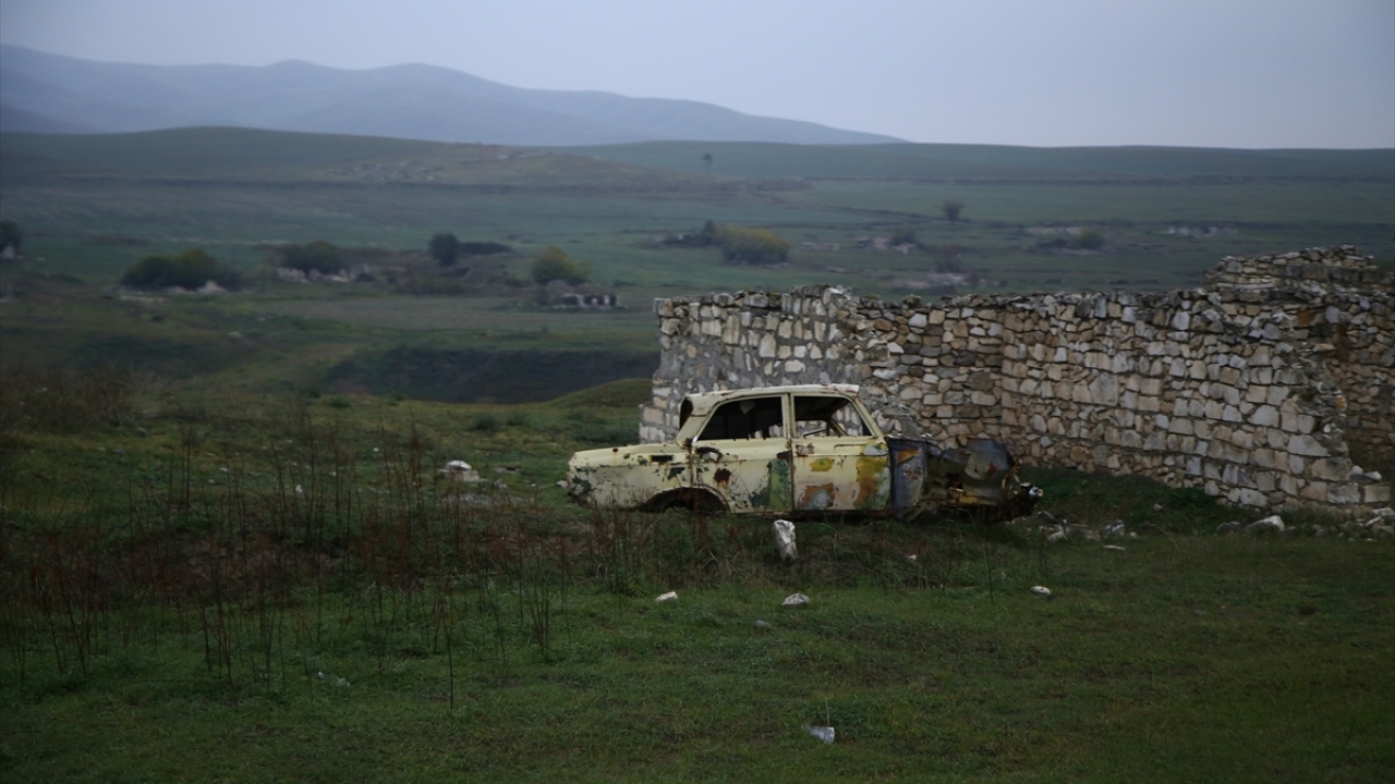 Bazı Fuzuli sakinleri, 27 yıllık hasretin sonunda şehirlerini ziyaret etti. Sakinler, ata yurtlarına dönmenin sevincini yaşarken, evlerinin durumunu görünce üzüntü yaşadı.