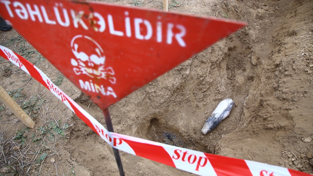 İşgalden kurtarılan bölgeler bir taraftan da mayından ve patlamamış mermilerden temizleniyor.