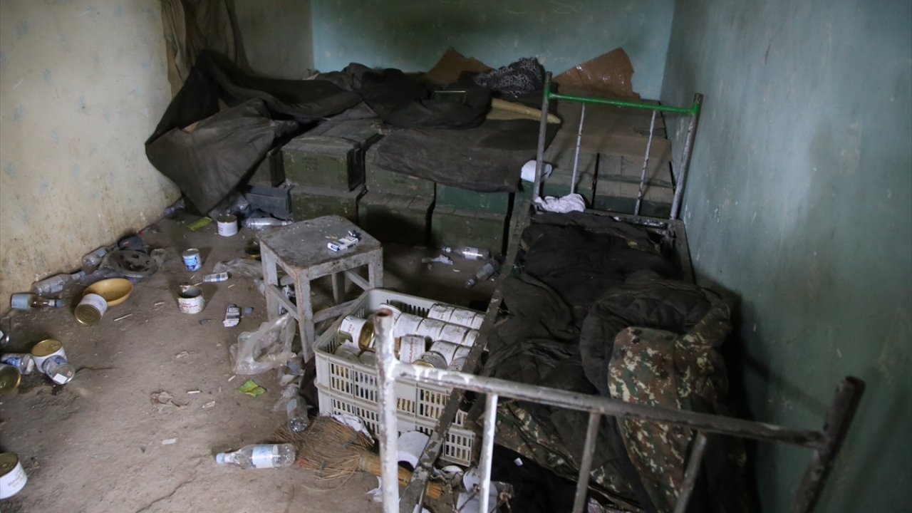 Mevzilerde çok sayıda mermi ve yiyecek bulunuyor.