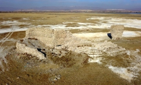 Van Gölü çekildi, tarihi yapılar ortaya çıktı