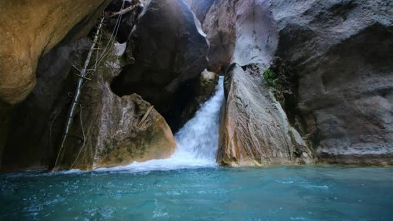 Acıpayam ilçesine 40 kilometre uzaklıktaki Olukbaşı ve Benlik mahalleleri arasında yer alan kanyon, güzel manzarası ile doğaseverlerin ilgisini çekiyor.