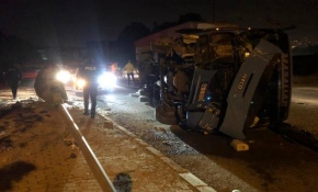 Polisten kaçan çocuklar çaldıkları midibüsle kaza yaptı