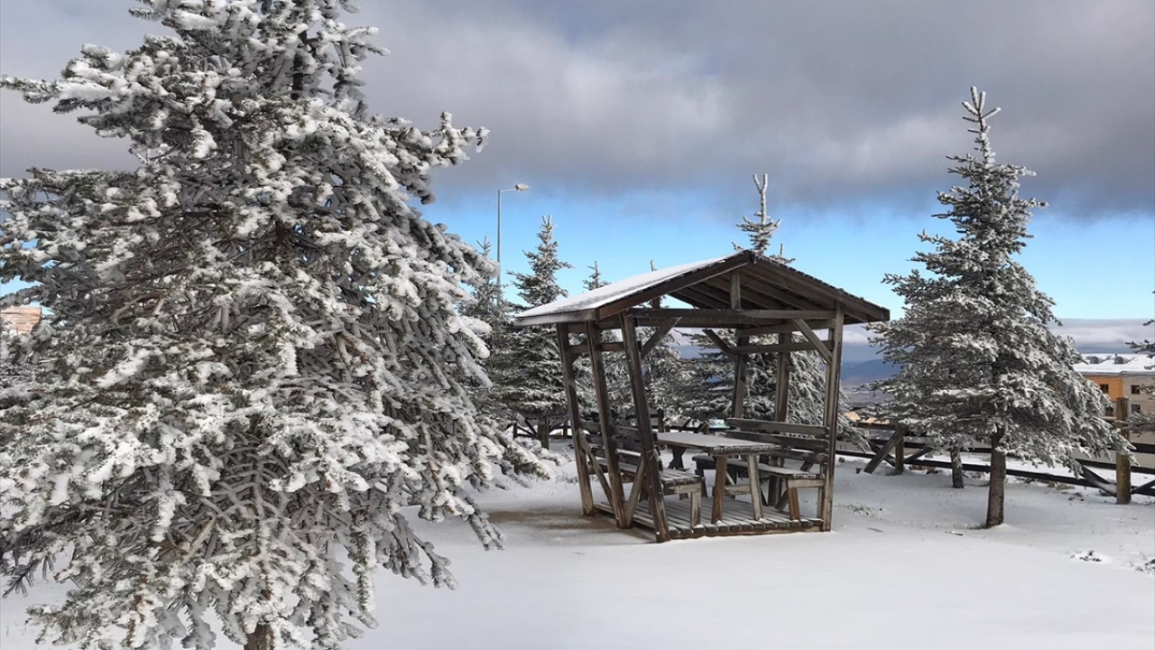 Ladik ilçesinin yüksek kesimlerinde 3 gündür aralıklarla yağan yağmur, dün akşam saatlerinden itibaren yerini kara bıraktı.