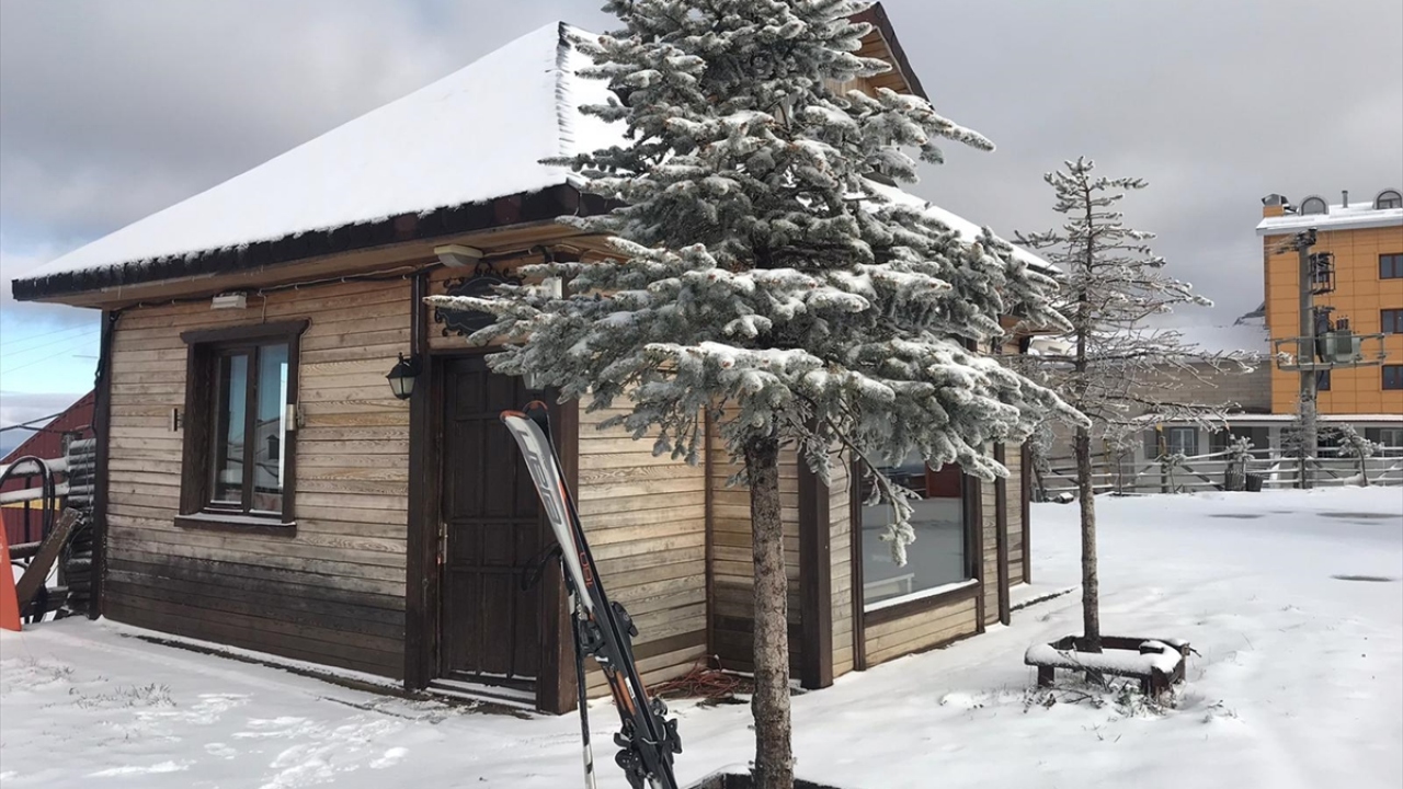 Kar kalınlığı 5 santimetreye ulaşan kayak merkezinde, 1675 metrelik kayak pisti ve 1300 metrelik telesiyej bulunuyor.