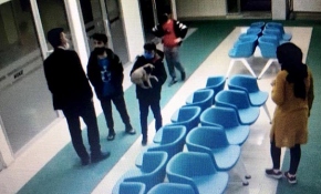 Çocukların yaralı köpek için mücadelesi yürekleri ısıttı