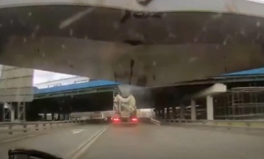 Üst geçidin altında kalan otomobilden sağ kurtuldu