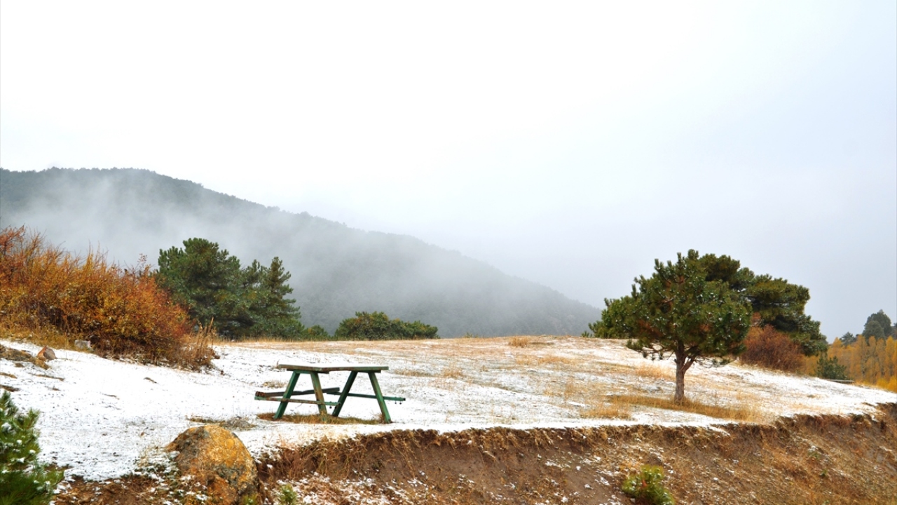 Kadınhanı ilçesinde, Kestel Ormanı’nın bulunduğu 1900 rakımlı bölgeye mevsimin ilk karı düştü.