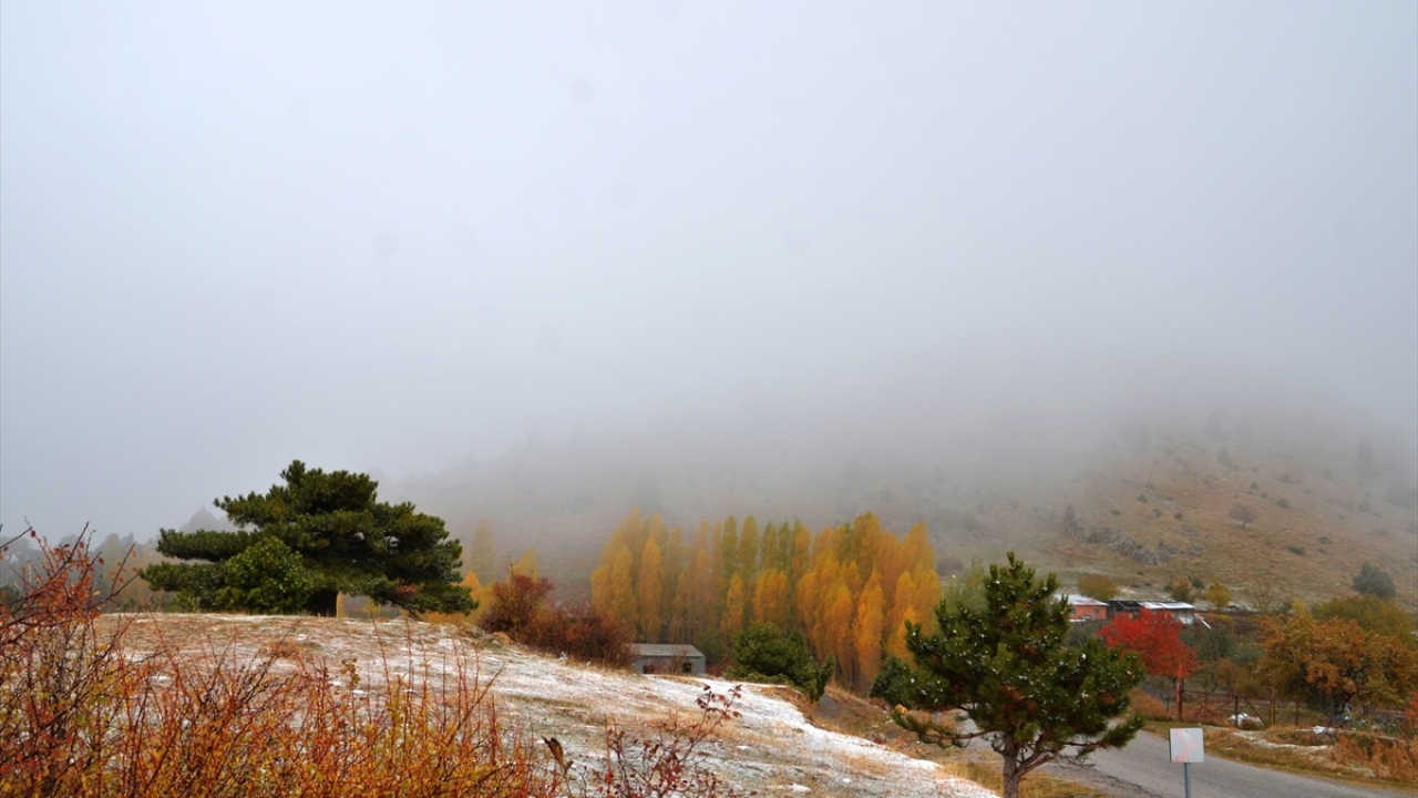 Sabah saatlerinde etkili olan kar yağışıyla doğa beyaz örtüye bürünürken, mevsimin ilk karını görmeye gelenler bu anın tadını çıkardı.