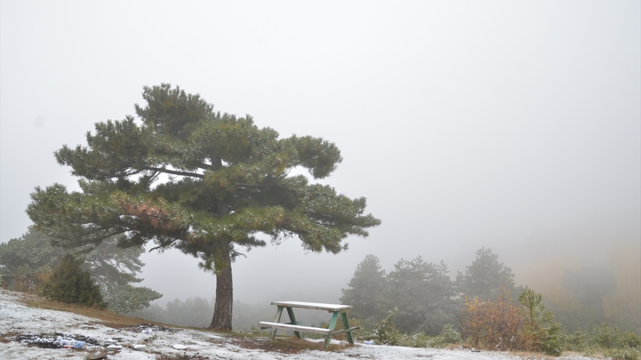 Ormana gezmeye gelen Ekrem Teke, karın doğaya ayrı bir güzellik kattığını söyledi.