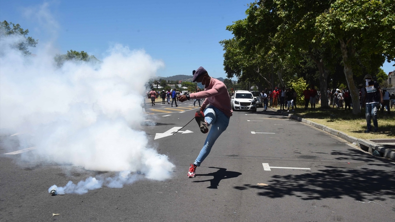 Güney Afrikalı güvenlik güçleri, göstericilere gaz bombası ve tazyikli suyla müdahale ederek dağıtmaya çalıştı.