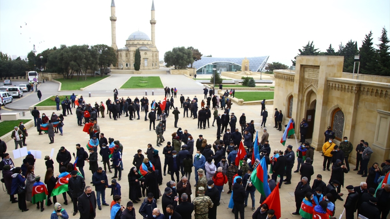 Burada birbirini kutlayan vatandaşlar, Azerbaycan Milli Marşı`nı okudu, sloganlar atarak sevinç gösterisinde bulundu.