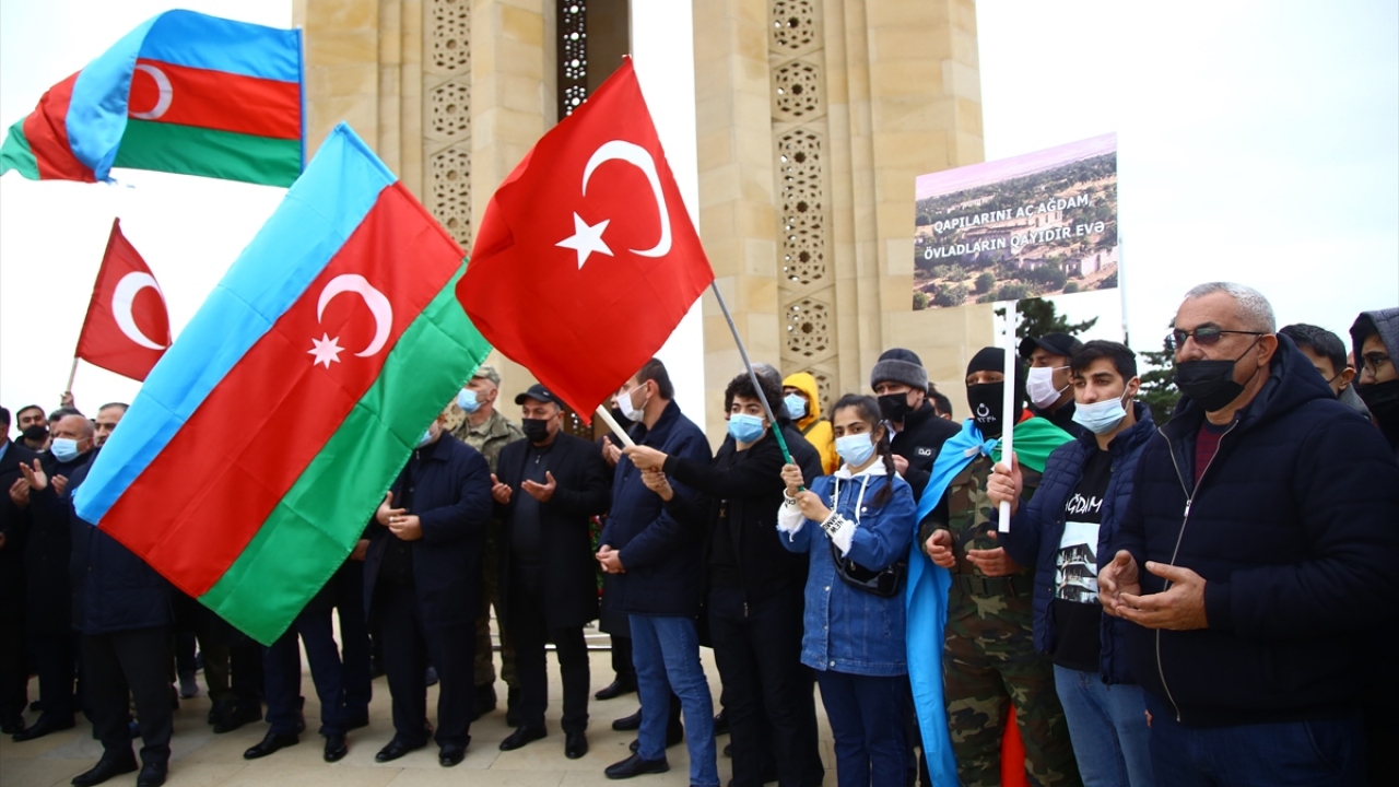 Ziyarete gelen Ağdamlılar da ata yurtlarının işgalden kurtarılması dolayısıyla sevinç gözyaşları döktü.