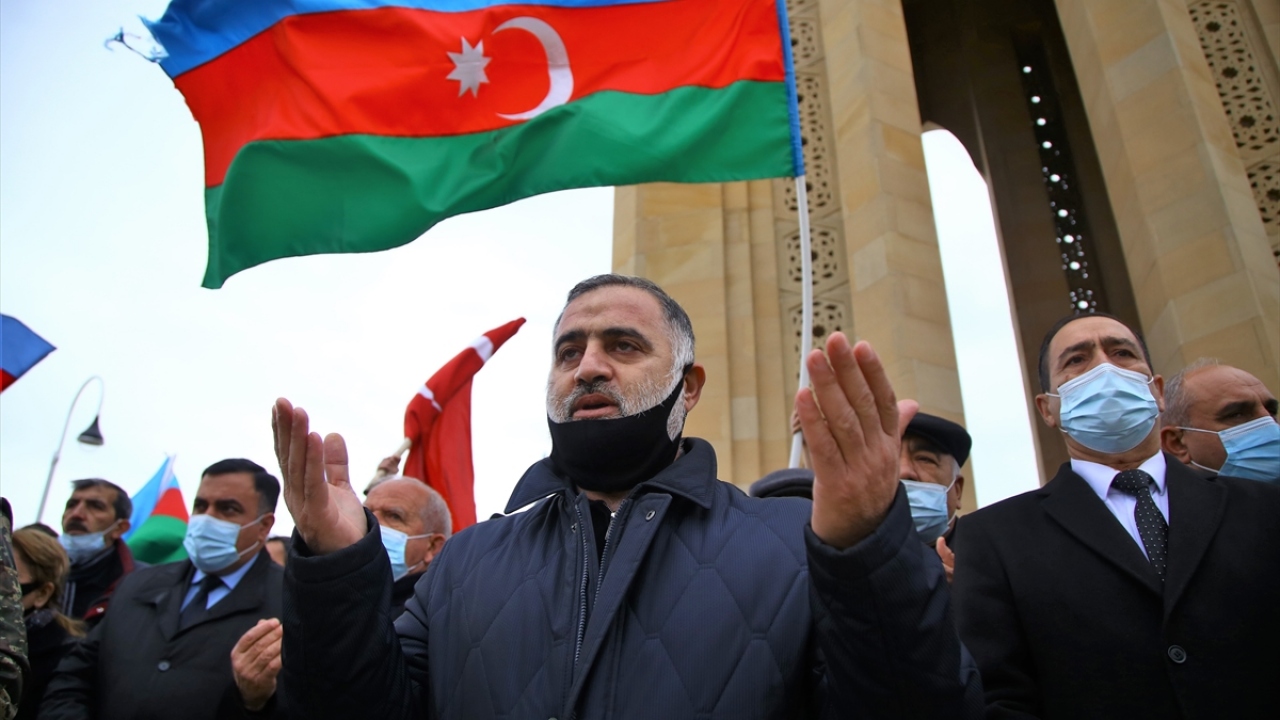 Şehitliği ziyaret eden savaş gazisi Hasan Muzafferli, "Gönüllü olarak cepheye gitmiştim. Sukavuşan istikametinde yaralandım. Emeklerimiz boşa gitmediği için çok mutluyum. Tüm Ağdamlıları kutluyorum." dedi.