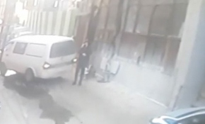 Minibüsün çarptığı genç saniyeler içinde ayaklandı