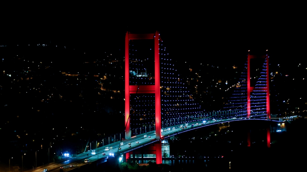 İçişleri Bakanlığının genelgesiyle, yeni bir karar alınıncaya kadar, hafta sonları saat 10.00-­20.00 dışında sokağa çıkma kısıtlaması uygulanacak. 