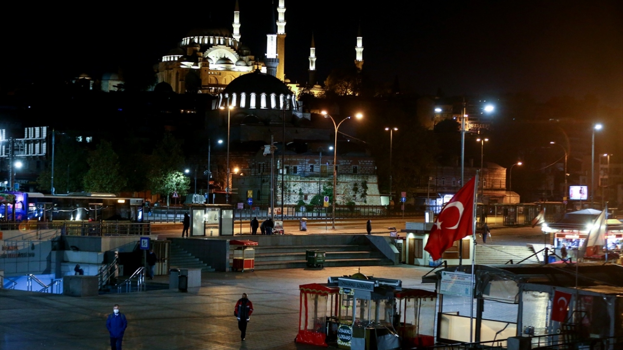 Bu kapsamda her mevsim kalabalık olan, yerli ve yabancı turistlerin vazgeçilmez durağı olan İstanbul`da kısıtlamanın bitmesiyle günlük hayat akışı olağan seyrine geldi.