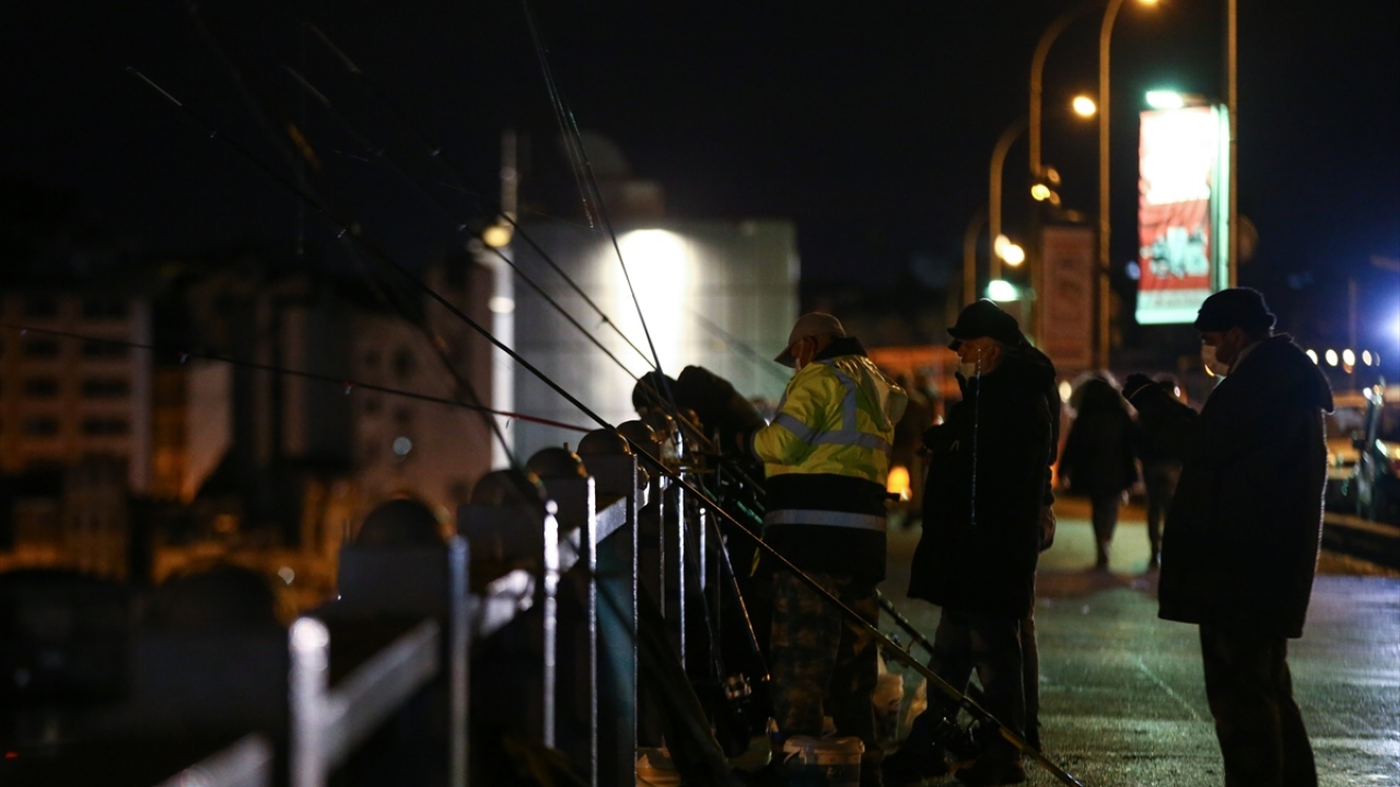 Kısıtlamanın sonra ermesiyle birlikte Galata Köprüsü üzerine gelen balıkçılar da oltalarını Marmara Denizi`ne salladı. 