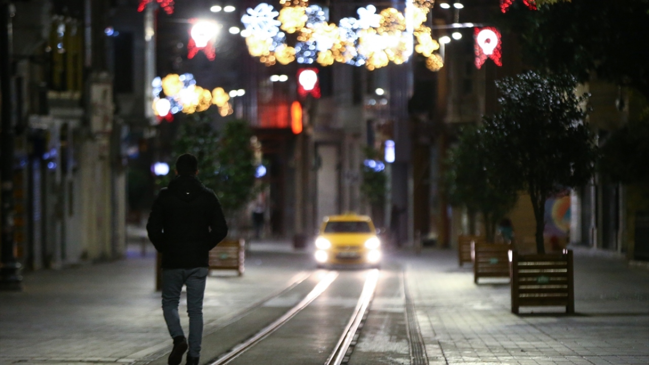 15 Temmuz Şehitler Köprüsü`nde saat 05.00 itibarıyla trafik akışı başlarken taksi ve işçi servislerinin de yola çıktığı gözlendi. 
