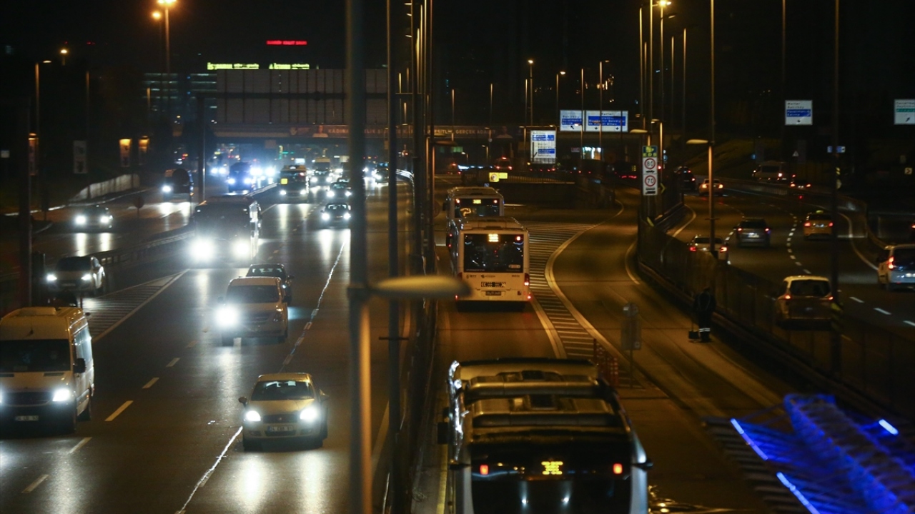 Öte yandan kısıtlama süresince İBB Trafik verilerine göre yüzde 2`lerde olan trafik yoğunluğu kısıtlamanın sona ermesiyle saat 06.17 itibarıyla yüzde 8`e ulaştı. 