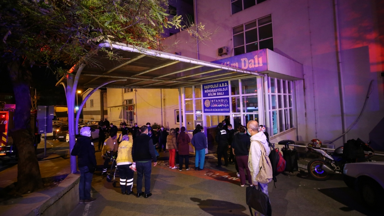 İtfaiye ve hastanede görevli personel, hastaları tedbir amaçlı binadan çıkardı. 