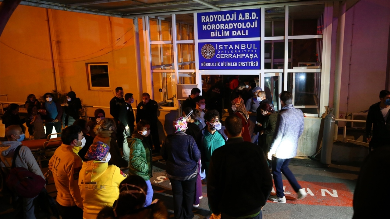 Bazı hastalar ambulanslarla başka birimlere sevk edildi.