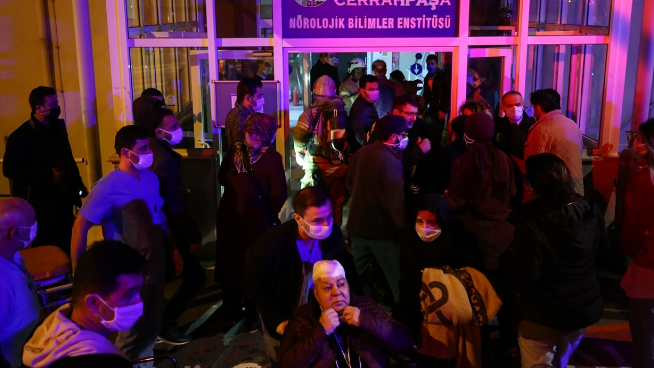 Daha sonra itfaiye ekipleri, yangına müdahale ederek söndürdü.