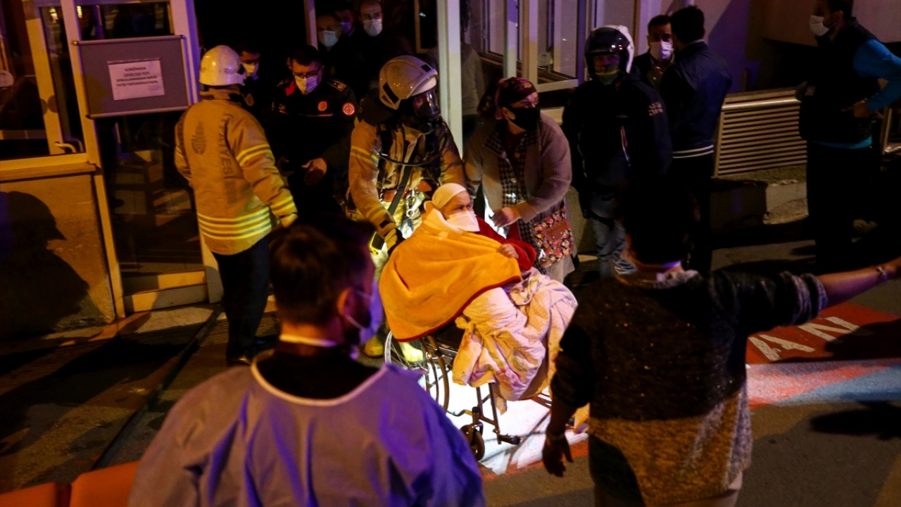 Ekipler, binadaki dumanın tahliyesi için çalışma yaptı