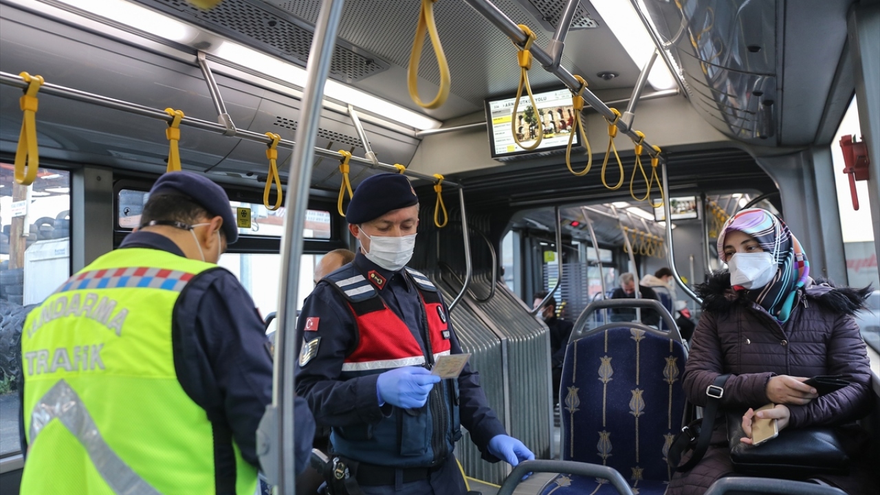 Alınan bilgiye göre, jandarma ekipleri Eyüpsultan`daki Eski Edirne Asfaltı Caddesi TEM bağlantı kavşağında denetim noktası oluşturdu.
