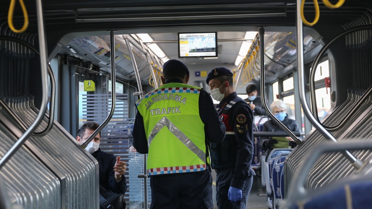 Ekipler, İl Hıfzısıhha Kurulunca belirlenen sayıdan fazla yolcu taşıyan toplu taşıma araçlarının sürücülerini uyardı.