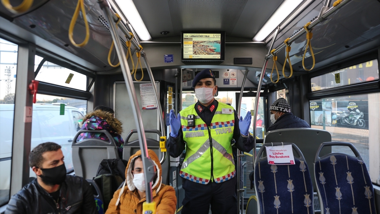 Yolcular da maske ve sosyal mesafe konusunda ikaz edildi.