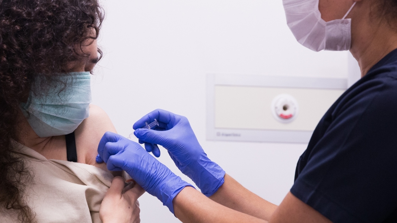 Aşı olanlarda yan etki görülmedi, güvenlik sonuçları da olumlu çıktı. Bunun üzerine çalışmalara gönüllüler de dahil edildi.