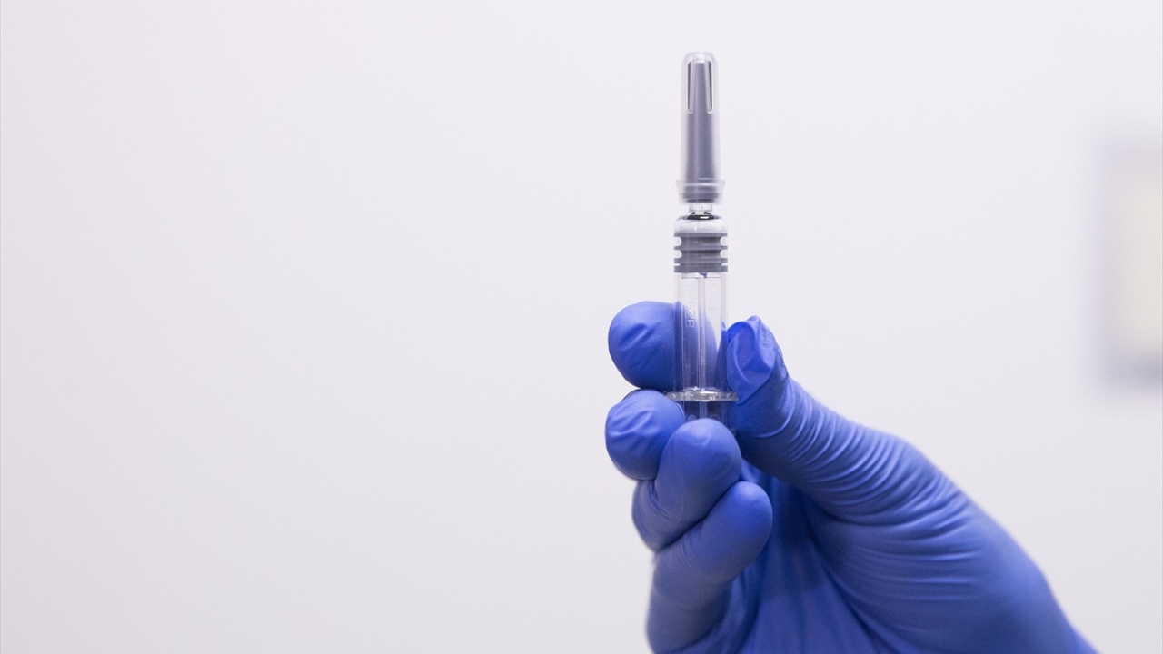 Çin menşeli koronavirüs aşısı Faz-3 çalışmaları kapsamında 15 Eylül`de Türkiye`de sağlık çalışanları üzerinde uygulanmaya başlandı.