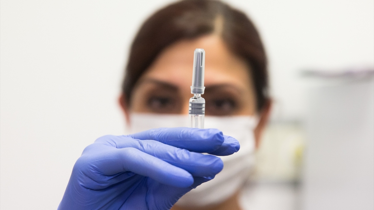 Aşı, gönüllü olan 20 bin kişiden 12 bin 450`sine uygulanacak. Aşının ilk uygulamasından 14 gün sonra gönüllülere ikinci doz verilecek.