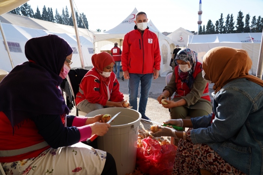 Yabancı öğrenciler, İzmir depremi sonrası Türk Kızılay gönüllüsü oldu