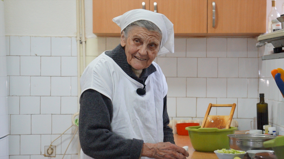 Yoksul bir ailenin kızı olarak dünyaya geldiğini anlatan Mladenovic, o yıllarda kızların çalışmasının hoş karşılanmadığını belirterek, yaşadıkları maddi sıkıntılar nedeniyle annesinin zoruyla işe başladığını söyledi.