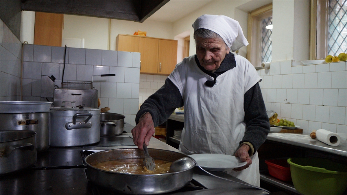 Yuvasını da iş yerinde kuran Mladenovic, "İşim benim hayatım oldu. Geceleri `Yarın ne pişirsem?` diye düşünmeye başladım. Restorana gelen misafirlerin tabaklarını bitmiş gördüğümde çok mutlu oluyorum." ifadelerini kullandı.