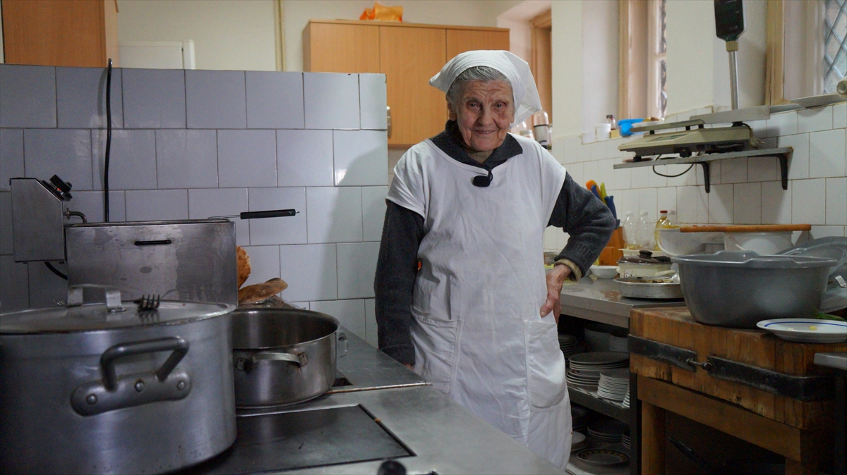 Mladenovic, 20 yıl önce emekli olmasına rağmen işi bırakmayı hiç düşünmediğini belirterek, restorana gelen misafirlerini yemeklerinden mahrum bırakmak istemediğini söyledi.