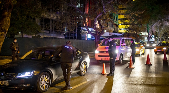 Ankarada kısıtlamalara uymayan 798 kişiye ceza kesildi
