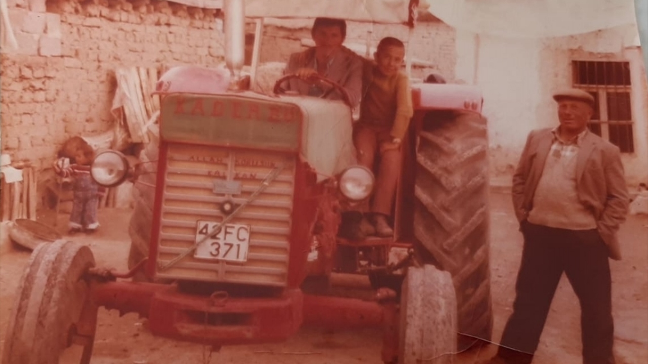Kalkan, babası Ramis Kalkan`ın çok sevdiği ve ekmek teknesi olan traktörün 1991`de satılmasının ardından büyük üzüntü yaşadı. 