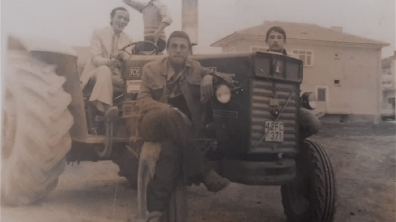 Baba yadigarı traktörü, manevi değeri olduğu için geri almaya karar veren Kalkan, emekli olduktan sonra traktörü bulmak için adeta bir dedektif gibi iz sürdü. 