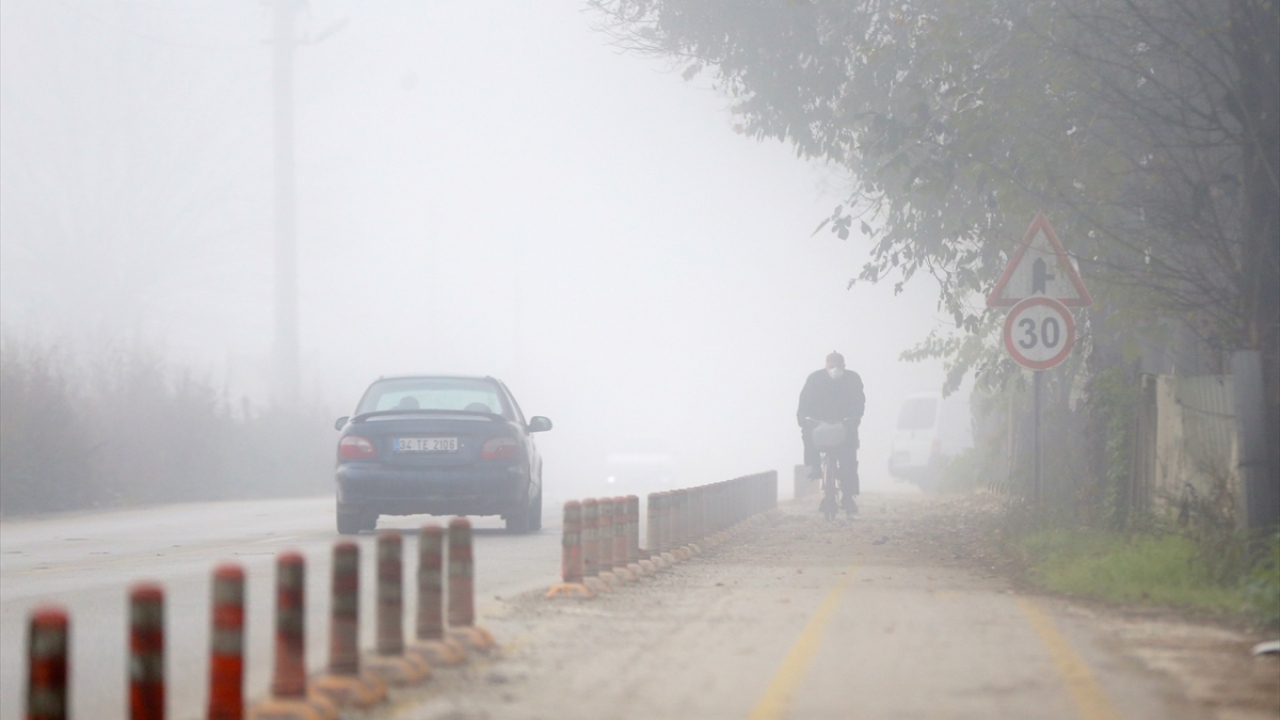 Kent merkezinde de sis etkisini sürüdürüyor.