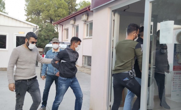 Muğlada askerin beylik tabancasını çaldıkları iddia edilen iki zanlı İzmirde yakalandı