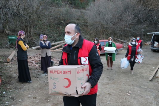 Türk Kızılaydan 10 evin yandığı köye yardımlar sürüyor