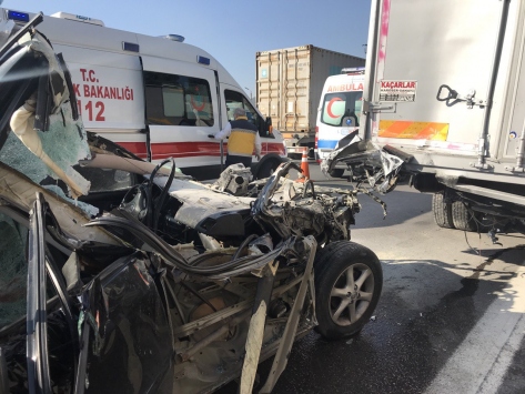 Anadolu Otoyolunda otomobil kamyonla çarpıştı: 4 yaralı