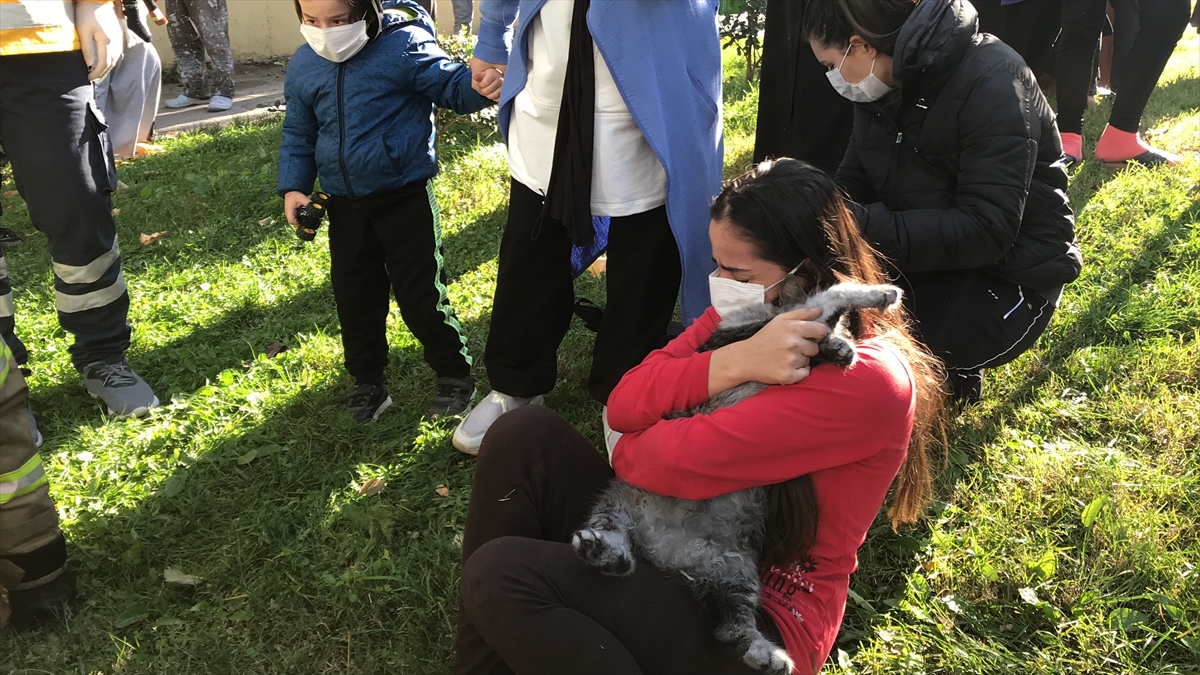 Vatandaşların haber vermesi üzerine bölgeye çok sayıda itfaiye ve 112 Acil Servis ekibi sevk edildi. 