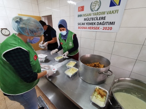 İHHden Bosna Hersekteki düzensiz göçmenlere sıcak yemek yardımı
