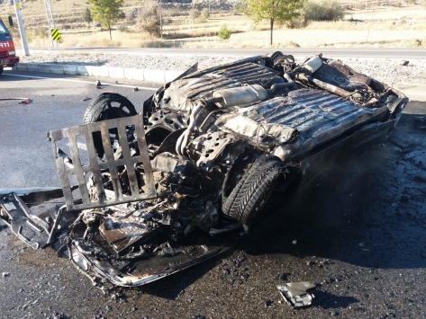 Konyada devrilerek alev alan otomobilin sürücüsü yaralandı
