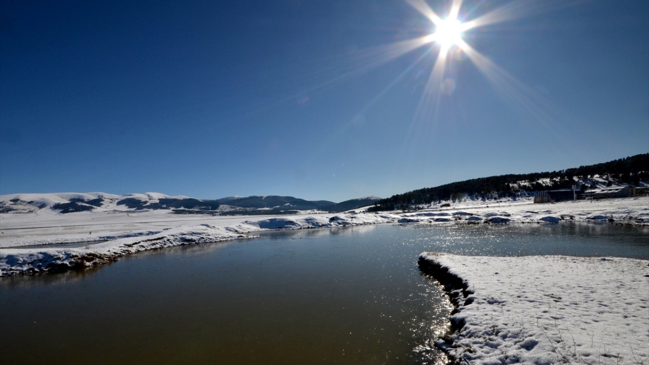 Kent genelindeki kar yağışının ardından ilçe merkezine 3 kilometre uzaklıktaki 2 bin 634 rakımlı Cıbıltepe Kayak Merkezi ve Ağbaba Dağları beyaza büründü.