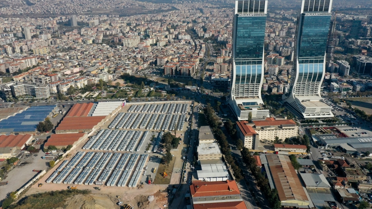 AFAD koordinasyonunda Çevre ve Şehircilik Bakanlığı, Karayolları ve Devlet Su İşleri ekiplerinin katılımıyla Haydar Aliyev Caddesi`nde yapımına 5 Kasım`da başlanan geçici konaklama merkezinde çalışmalar dün tamamlandı.
