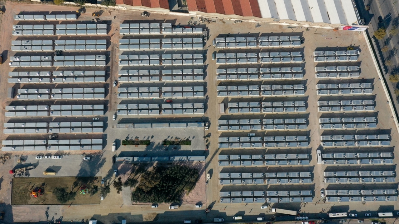 Çadır kentlerde kalan depremzedeler otobüslerle geçici barınma merkezine getirildi.